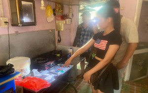 Kiểm tra căn nhà lúc 11 giờ, công an bắt khẩn cấp cô gái sinh năm 1998