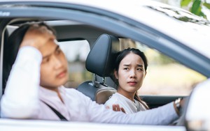 Chồng mua ô tô 7 chỗ sang xịn để vợ con đỡ khổ, 2 năm sau vợ đòi bán gấp: Lý do nằm ở những ngày mưa