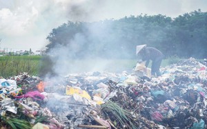 Lò đốt hỏng, công nhân ngày ngày châm lửa đốt rác giữa cánh đồng ở Ninh Bình