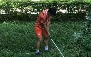 Công Phượng chơi golf ngoài vườn