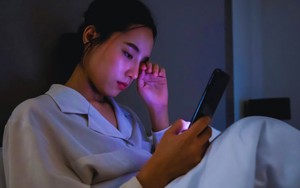 Lời khuyên cho người hay dùng điện thoại trước khi ngủ