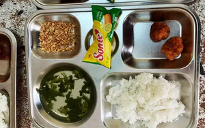 Khay cơm với muối lạc và hai miếng chả bé xíu ở Phú Thọ: Chính quyền xã nói gì?