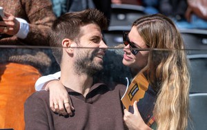 Vừa đối đầu ở tòa án với Shakira, Gerard Pique đã quấn quýt bên tình trẻ