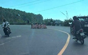 Xác minh vụ nhóm người ngồi chụp ảnh giữa khúc cua trên đèo Hải Vân