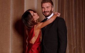 Victoria 52 tuổi vẫn diện đầm lụa sexy, tình tứ sánh đôi bên David Beckham