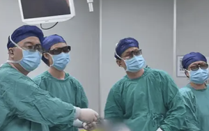 Đưa anh trai đi hóa trị ung thư, người đàn ông 44 tuổi bàng hoàng phát hiện điều bất ngờ trong ruột