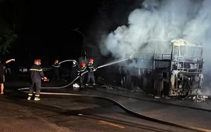Xe khách bốc cháy, 20 người thoát nạn