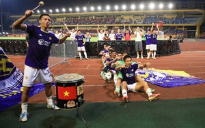 Văn Quyết làm nhạc trưởng đánh trống cho CLB Hà Nội Viking chèo thuyền ăn mừng trận thắng 2-1 CAHN
