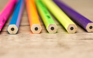 Vì sao thân bút chì thường có hình lục giác thay vì hình tròn?