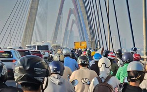 Ô tô lao qua dải phân cách trên cầu Nhật Tân, hướng đi sân bay Nội Bài tắc dài