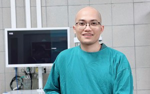 Xong ca mổ, bác sĩ quay sang đồng nghiệp: 'Mẹ anh vừa mất, anh xin về trước nhé'
