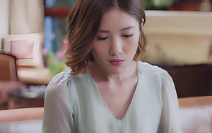 Đêm tân hôn bước vào phòng ngủ nhà chồng, tôi chết lặng khi nhìn chiếc giường cưới, thái độ sau đó của chồng càng khiến tôi choáng váng