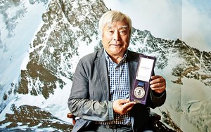 Ai là người cao tuổi nhất chinh phục Everest?