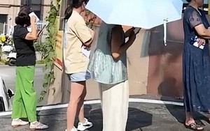 "Ăn mặc thế này để đón con, cô chỉ đang khoe mẽ thôi!" - Bà mẹ sành điệu bị chê trách gây tranh cãi