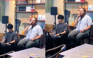 Chàng Tây hát 'Anh còn nợ em' mùi mẫn đến mức nhiều bạn trẻ chấp nhận nhường mic