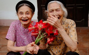 Khi cha mẹ bắt đầu "lúc nhớ lúc quên": Cả nhà vừa nói xong vẫn hỏi lại, con cháu cứ tưởng cụ "điếc" do tuổi già