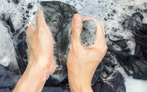 Một người giặt đồ, cả nhà ung thư? Bác sĩ nhắc nhở 4 sai lầm khi giặt đồ ngang "tự đầu độc"