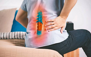 Uống thuốc cúm mãi không khỏi, người đàn ông đi khám phát hiện đốt sống bị vi khuẩn phá hủy
