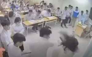 Bắt khẩn cấp nam sinh hành hung cô giáo ngay trên bục giảng