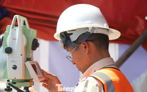 Kỹ sư nín thở căn chỉnh, ép vòm thép 3.400 tấn khớp từng li trên sông Sài Gòn