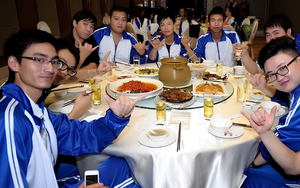 Đi họp lớp tranh trả hóa đơn, người đàn ông bị bạn bè vay tiền suốt hơn 10 năm