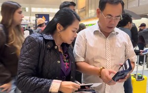 Nữ NSƯT U60 từ Mỹ về nhận show "cát-xê không đủ tiền vé máy bay"