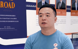 Phát hiện nam sinh khởi nghiệp từ năm 20 tuổi bằng những mặt hàng có giá chưa đến 4.000 đồng, 9 năm sau sở hữu tập đoàn quốc tế, tài sản gần 38.000 tỷ đồng