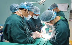 Suýt hoại tử tinh hoàn vì tự đeo vòng kim loại 3cm