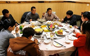 Vì sao nhiều người đi họp lớp không còn muốn trả tiền cho cả nhóm?