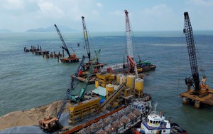 Khoan 438 cọc bê tông xuống lòng đại dương, huy động hơn 1.000 thiết bị xây siêu công trình 25.700 tỷ đồng dài nhất Việt Nam
