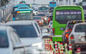 Cầu Thăng Long ùn tắc từ sáng đến đêm