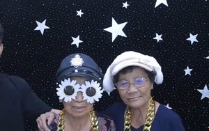 Biểu cảm hài hước của 2 bà cụ lần đầu được cháu đưa đi chụp photobooth