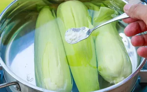 Luộc ngô đừng chỉ biết thêm đường: Thêm 2 thứ "bột trắng" này đảm bảo ngô vừa dẻo vừa ngọt, thơm nức mũi