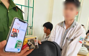 Giật mình xem hình ảnh buổi kiểm tra của công an tại một trường THPT ở Phú Thọ: Các em ơi, không phải thế là “ngầu”!