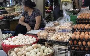 Bà chủ bách hóa nói thẳng: Mua trứng thấy 4 dấu hiệu như này thì cứ quay lưng mà đi, giảm 2/3 giá cũng không ham