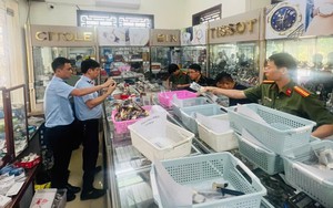 Kiểm tra cửa hàng đồng hồ, công an khởi tố ông chủ Phạm Văn Đương 64 tuổi
