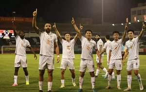 Đánh bại HAGL trên sân khách, SLNA chiếm đỉnh bảng V.League