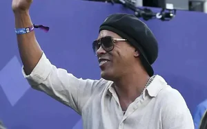 Dembele không thể đến gala Quả bóng vàng, Ronaldinho tái xuất sân cỏ ở tuổi 46
