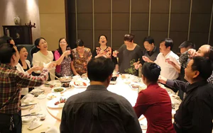 Vì sao nhiều người đi họp lớp không muốn nói thật công việc mình đang làm?