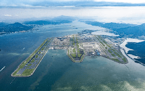 Một sân bay mở đường băng mới ngay trên biển, diện tích tương đương 900 sân bóng đá: Xi măng được bơm xuống đáy biển để tạo 360.000 cột chống, tiêu tốn gần 500.000 tỷ đồng
