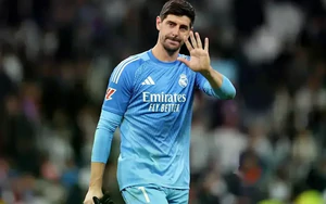 Courtois vắng mặt đột xuất trước thềm El Clasico, Real gặp tổn thất lớn