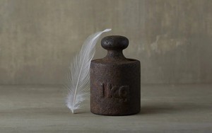 1kg thép và 1kg lông vũ có bằng nhau?