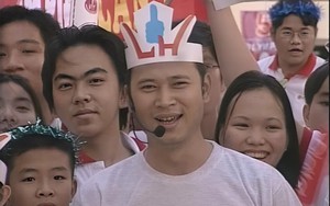 Nam MC SN 1974 từng dẫn Đường Lên Đỉnh Olympia là cựu sinh viên khoa tiếng Anh, hát chính ban nhạc nổi tiếng khắp Hà Nội đầu thập niên 1990