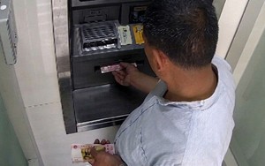 Ra cây ATM chuyển 77,4 triệu đồng vào tài khoản của chính mình, chờ gần 1 ngày vẫn không thấy có biến động số dư