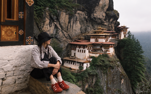 Tăng Thanh Hà đón tuổi 40 ở nơi đẹp như cổ tích: Tu viện cheo leo trên vách núi, mây phủ quanh năm, hợp với những chuyến đi tìm sự an yên