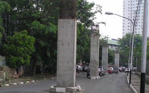 Dừng khẩn cấp dự án đường sắt trên cao dài 30 km, tổng vốn đầu tư gần 19.000 tỷ đồng, đã dựng 150 cột bê tông giữa phố