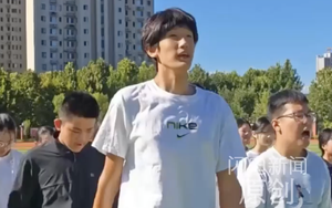 Cậu bé 13 tuổi ở Trung Quốc cao hơn 2 mét, chiếc bát ăn cơm cũng gây bất ngờ