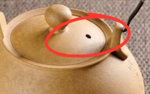 Tại sao có 1 lỗ nhỏ trên nắp ấm trà?
