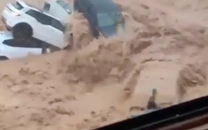 VIDEO: Mưa lũ kinh hoàng cuốn trôi ô tô trên đường phố châu Âu, người dân tuyệt vọng mắc kẹt trên các ban công