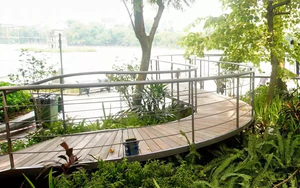 Cầu cạn đang lộ diện bên hồ Hoàn Kiếm